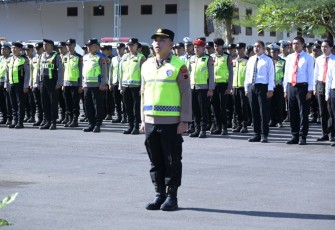 Apel gelar pasukan Operasi Ketupat Candi 2026, di halaman Gedung Kebudayaan Karanganyar, Kamis (12/3/2026)