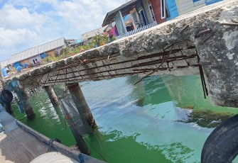 Jalan Semenisasi Pinggir Laut Rusak Parah