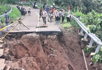 Polres Probolinggo Beri Bantuan Pipa Air Bersih Pascalongsor di Lumbang