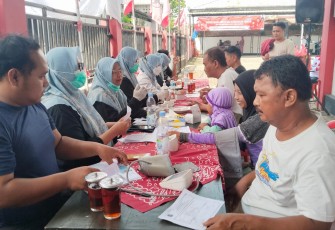 Kegiatan sosial bertajuk "Cek Kesehatan Gratis dan Dapur Marhaen" di Kantor DPC PDIP Karanganyar, Jumat (10/4/2026)
