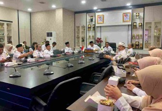 Wali Kota Tanjungpinang Lis Darmansyah meminta camat dan lurah segera melakukan pembaruan data kependudukan secara menyeluruh dan terintegrasi 