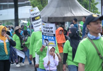 Para buruh yang tergabung dalam FSPKEP memperingati May Day, di Plaza Alun-Alun Karanganyar pada Jumat (1/5/2026)