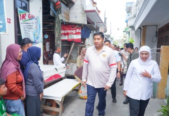 Gubernur Jatim Khofifah Indar Parawansa mendampingi Menteri Perumahan dan Kawasan Permukiman (PKP) Maruarar Sirait meluncurkan program Bantuan Stimulan Perumahan Swadaya (BSPS) se-Jatim di Kelurahan Wonokusumo, Semampir, Surabaya, Minggu (3/5/2026)