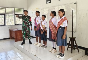Pos Ailala kembali menunjukkan kepeduliannya terhadap dunia pendidikan di wilayah perbatasan dengan melaksanakan kegiatan pengajaran di SMPN Kotabiru, Desa Alas Utara, Kecamatan Kobalima Timur, Kabupaten Malaka