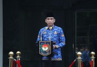 Wakil Menteri Dalam Negeri (Wamendagri) Akhmad Wiyagus saat membacakan amanat Menteri Pendidikan Dasar dan Menengah (Mendikdasmen) sebagai Inspektur Upacara pada peringatan Hari Pendidikan Nasional (Hardiknas) 2026 di Plaza Gedung A, Kantor Pusat Kementerian Dalam Negeri (Kemendagri), Jakarta, Senin (4/5/2026)