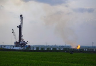Sumur eksplorasi Darajingga 001 di Desa Menden, Kecamatan Kradenan, Blora saat melakukan fase uji produksi pada Minggu (3/5/2026)