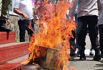 Puluhan massa dari Forum Aliansi Mahasiswa dan Masyarakat Peduli Manggarai menggelar aksi unjuk rasa yang sempat memanas di depan Kantor Bupati dan DPRD Kabupaten Manggarai