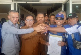 Buruh Demo di Kantor Bupati Aceh Singkil