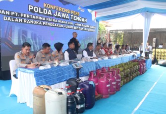Ditreskrimsus Polda Jateng bersama PT Pertamina Patra Niaga menggelar konferensi pers pengungkapan kasus mafia migas di Mapolda Jateng, Selasa (5/5/2026). (Foto: Istimewa)