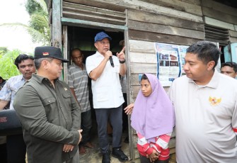 Menteri Dalam Negeri (Mendagri) Muhammad Tito Karnavian bersama Menteri Perumahan dan Kawasan Permukiman (PKP) Maruarar Sirait meninjau persiapan pelaksanaan program Bantuan Stimulan Perumahan Swadaya (BSPS) di Kelurahan Teritip, Kota Balikpapan, Kalimantan Timur (Kaltim)