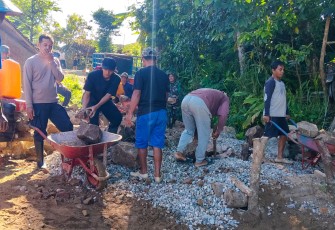 Babinsa Koramil 0801/05 Nawangan Gotong Royong Perbaikan Jalan