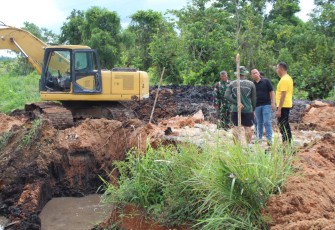 Dandim 0315/Tanjungpinang Tinjau Proyek Jembatan Armco di Desa Toapaya Selatan