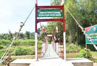Warga Bungkal di Ponorogo Nikmati Jembatan Garuda