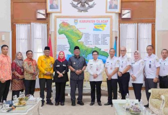 Wali Kota Tanjungpinang, Lis Darmansyah mempelajari sistem pengelolaan sampah modern berbasis Refuse Derived Fuel (RDF) di Tempat Pengolahan Sampah Terpadu (TPST) RDF Jeruklegi, Kabupaten Cilacap, Rabu (13/5)