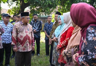 Menteri Pendidikan Dasar dan Menengah Abdul Mu’ti melakukan kunjungan kerja dan mendengar langsung kisah Perjuangan Sitimah