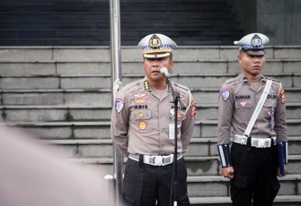 Kombes Pol Aries Syahbudin saat memberikan arahan kepada jajaran Korlantas Polri dalam apel pagi di Lapangan NTMC Korlantas, Senin (25/5/2026)