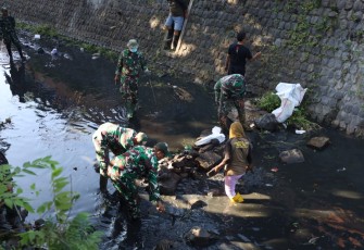 Sinergitas TNI dan Warga Bersihkan Sampah di Bantaran Sungai 