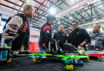  Menteri Ekonomi Kreatif, Teuku Riefky Harsya, meninjau langsung produk pelaku ekraf dalam acara Musyawarah Nasional Indonesia Esports Association (Munas IESPA) 2026 di Balai Kartini, Jakarta, Sabtu (6/6/2026)