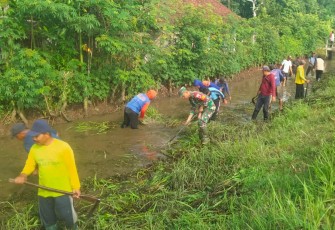 Babinsa dan Warga Pandean Kompak Bersihkan Sungai, Cegah Banjir Sejak Dini