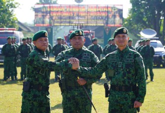  Panglima Divisi Infanteri 2 Kostrad Mayjen TNI Primadi Saiful Sulun, S.Sos., M.Si., memimpin Serah Terima Jabatan (Sertijab) Komandan Batalyon Kesehatan (Danyonkes) 2/Yudha Bhakti Husada/2 Kostrad dari Letkol Ckm dr. Ucok Harianto Gumarang Urat, Sp.Rad., R.I.(K) kepada Letkol Ckm Dr. David Marlynson Purba, M.Ked (Surg), Sp.B., M.Tr.Mil