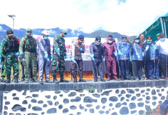 Pemusnahan Miras Ilegal di Lapangan Alun-Alun Roh Kudus, Distrik Pagaleme, Kamis (25/6/2026).