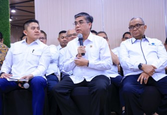 Menteri Ketenagakerjaan Yassierli bersama Sekretaris Kabinet (Seskab) Teddy Indra Wijaya meluncurkan Program Pemagangan Nasional (MagangHub) Angkatan II Tahun 2026 di Jakarta, Senin (29/6/2026)