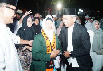Sekretaris Daerah Kabupaten Trenggalek, Edy Soepriyanto, saat menyambut kedatangan jemaah haji Kabupaten Trenggalek tahun 2026, di Pendapa Manggala Pratama Nugraha