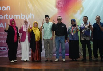 Wakil Bupati Trenggalek, Mohammad Syah Natanegara saat, bersama profider telekomunikasi Indosat melalui program SheHack memberikan pelatihan tekhnologi digital kepada pelaku UMKM perempuan di Kabupaten Trenggalek, di Gedung Bawarasa, Jum'at (12/6/2026)