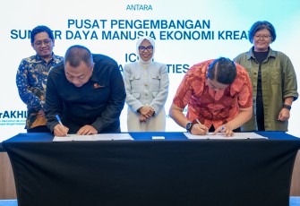 Sekretaris Kementerian Ekonomi Kreatif, Dessy Ruhati, menyaksikan Penandatanganan Perjanjian Kerja Sama (PKS) antara Kementerian Ekonomi Kreatif/Badan Ekonomi Kreatif (Ekraf) dengan Indonesia Creative Cities Network (ICCN), Jakarta, Rabu (01/07/2026).