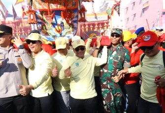Komandan Korem 031/Wira Bima Brigjen TNI Agustatius Sitepu, S.Sos.,M.Si.,M.Han menghadiri puncak Perayaan Tradisi Bakar Tongkang di Kabupaten Rokan Hilir