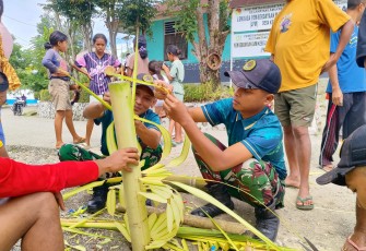 Yonarmed 12 Kostrad Perkuat Kemanunggalan dengan Warga Melalui Karya Bakti Pembuatan Gapura Kapela