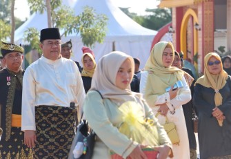 Sekda Ronny Kartika saat menyaksikan Pawai Ta'aruf MTQ XII Kepri