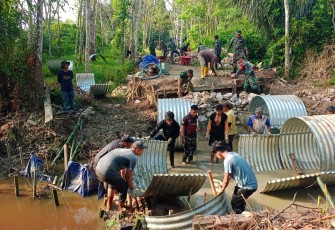 Sinergi TNI-Rakyat Percepat Pembangunan Empat Jembatan di Hulu Sungai Tengah