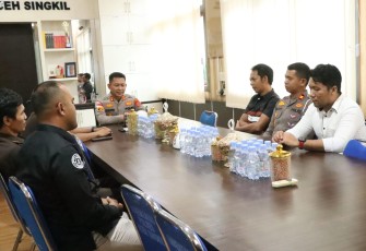 Polres Aceh Singkil dan Kejari Aceh Singkil saat gelar pertemuan koordinasi di Markas Polres Aceh Singkil, Senin, (20/7/2026).