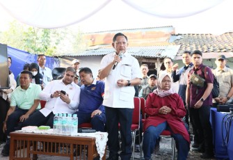 Mendagri Muhammad Tito Karnavian bersama Menteri Perumahan dan Kawasan Permukiman (PKP) Maruarar Sirait meninjau program perumahan rakyat di Desa Cilampeni, Kecamatan Ketapang, Kabupaten Bandung, Jawa Barat, Sabtu (25/7/2026).
