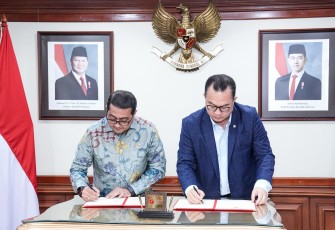  Menteri Ekonomi Kreatif, Teuku Riefky Harsya, saat penandatanganan Nota Kesepahaman atau Memorandum of Understanding (MoU) dengan Badan Riset dan Inovasi Nasional (BRIN), Jakarta, Selasa (28/7/2026).