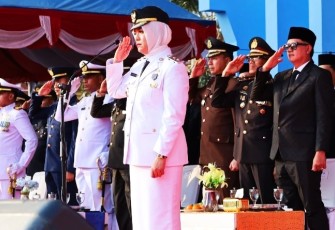 Wabup Bintan, Deby Maryanti saat Pimpin Upacara Penurunan Bendera Merah Putih HUT ke-81 RI di Relief Antam Kijang