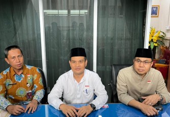 Sekretaris Daerah Provinsi Bengkulu, Herwan Antoni, didampingi oleh Asisten I Setda Provinsi Bengkulu Bidang Pemerintahan dan Kesejahteraan Rakyat, Khairil Anwar, serta Kepala Badan Kepegawaian Daerah (BKD) Provinsi Bengkulu, Rusmayadi /Foto : MC 