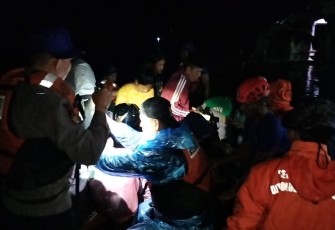 Tim Rescue Korpolairud Baharkam Polri langsung diterjunkan ke lokasi untuk melakukan penanganan dan evakuasi warga terdampak.