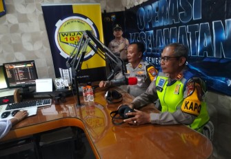 Polres Pelabuhan Tanjungperak menyapa masyarakat dan berdialog interaktif melalui gelombang radio di Wijaya FM, Kamis sore (5/2/2026). 