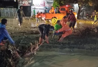 BPBD Kota Padangsidimpuan bersama OPD terkait saat menarik sampah akar pohon yang menyakut di Draniase di Desa Goti, Kecamatan Padangsidimpuan Tenggara, Selasa malam (14/4/2026).