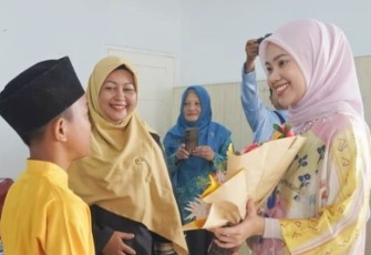 Ketua Tim Penggerak PKK Kabupaten Bintan, Hafizha Rahmadhani menyapa para siswa dengan penuh kehangatan.