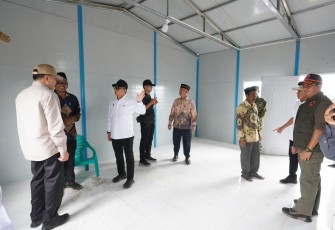 Kepala BNPB Letjen TNI Dr. Suharyanto, S.Sos., M.M saat mendampingi Menko Polkam Jenderal TNI (Purn.) Djamari Chaniago melihat fasilitas dan berdialog dengan warga penghuni huntap di Desa Kuala Cangkoy, Kecamatan Lapang, Kabupaten Aceh Utara, Provinsi Aceh, pada Sabtu (14/3)