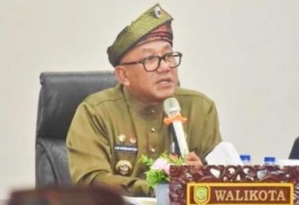 Wali Kota Tanjungpinang, Lis Darmansyah saat memimpin rapat koordinasi bersama seluruh camat dan lurah se-Kota Tanjungpinang di Aula Sultan Sulaiman Badrul Alamsyah kantor Wali Kota Tanjungpinang, Jumat (6/2/2026).
