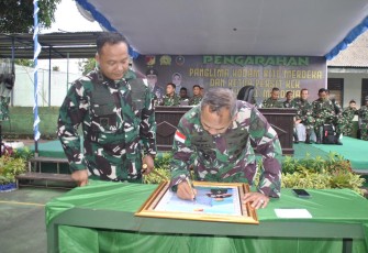 Dandim 1310/Bitung, Letkol Inf Dewa Made DJ mendampingi Pangdam XIII Merdeka, Mayjen TNI Mirza Agus saat melakukan penandatanganan kesan pada Kunker yang dirangkaikan dengan safari Ramadhan di Makodim 1310/Bitung.