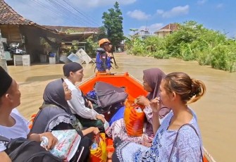 Petugas BPBD Kabupaten Demak mengevakuasi warga terdampak menggunakan perahu karet atas bencana banjir yang melanda wilayah Kabupaten Demak, Jawa Tengah, Jumat (3/4).