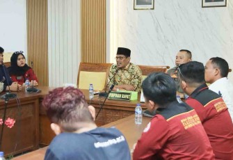 Ketua DPRD Kota Batam Haji Muhammad Kamaluddin saat Terima Aksi Unjukrasa Mahasiswa UNRIKA
