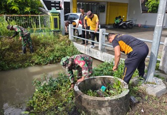 Koramil Pilangkenceng Bersama Warga Bersihkan Parit Pasar Tlagan