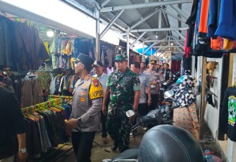 Letkol Arh S.Wibowo bersama jajaran Forkopimda Ngawi melakukan pemantauan pasar tradisional untuk memastikan ketersediaan dan stabilitas harga bahan pangan bulan Ramadan bertempat di Pasar tradisional Paron, Jum'at (06/03/2026).