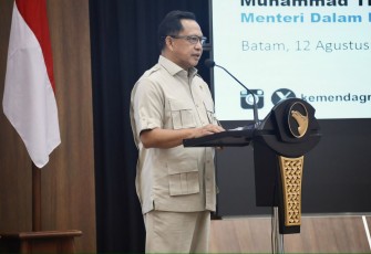 Mendagri Muhammad Tito Karnavian saat memberikan arahan pada Rapat Koordinasi Forkopimda Regional Sumatera di Balairung Badan Pengusahaan (BP) Batam, Kepulauan Riau, Rabu (12/8/2026).